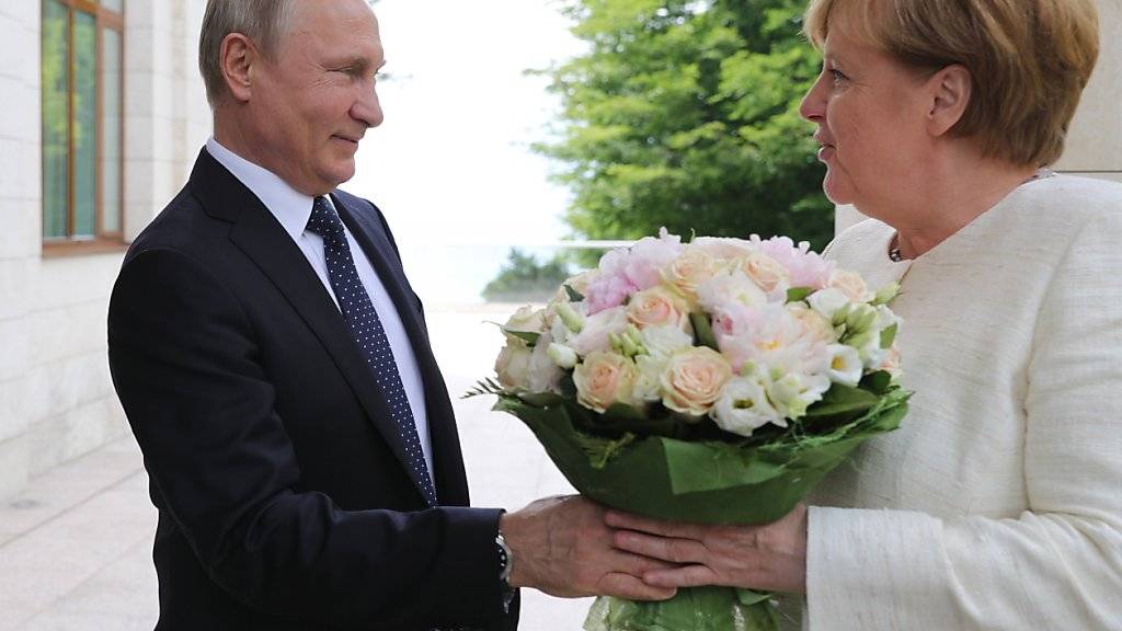 Blumen für den hohen Gast aus Deutschland: Russlands Präsident Putin empfängt Bundeskanzlerin Merkel in seiner Schwarzmeer-Residenz in Sotschi.
