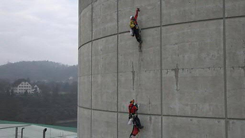 Bei der Greenpeace-Aktion im März 2014 bohrten zwei Männer insgesamt 15 Löcher in die Betonhülle des Sicherheitsgebäudes des AKW Beznau II im Kanton Aargau. (Archivbild)