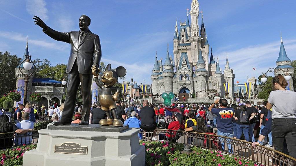 Zahlreiche Besucher in Themenparks von Walt Disney haben dem Konzern zu einer Gewinnsteigerung im abgelaufenen Geschäftsquartal geführt. (Archivbild)