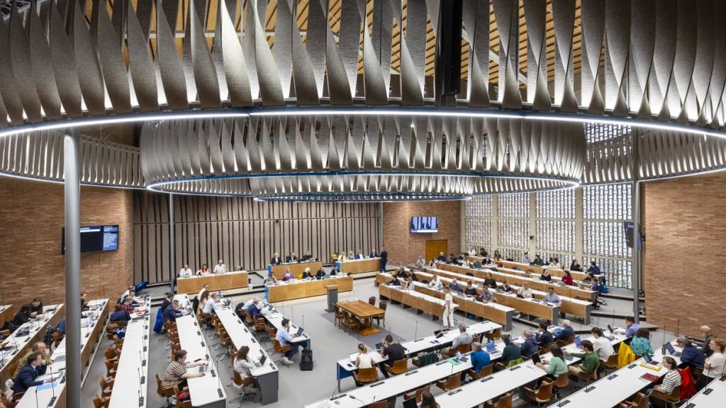Der Gemeinderat der Stadt Zürich will selbst über die Altersheimtarife bestimmen: Blick in den Saal im Rathaus Hard. (Archivbild)