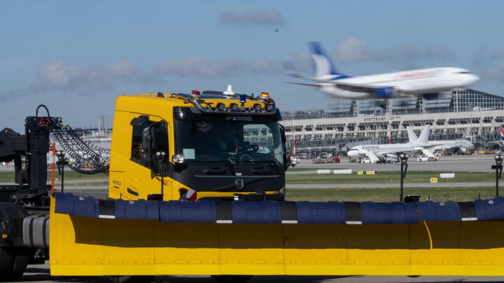 Schneepflüge von Aebi Schmidt setzt unter anderem auch der Stuttgarter Flughafen ein. (Archivbild)