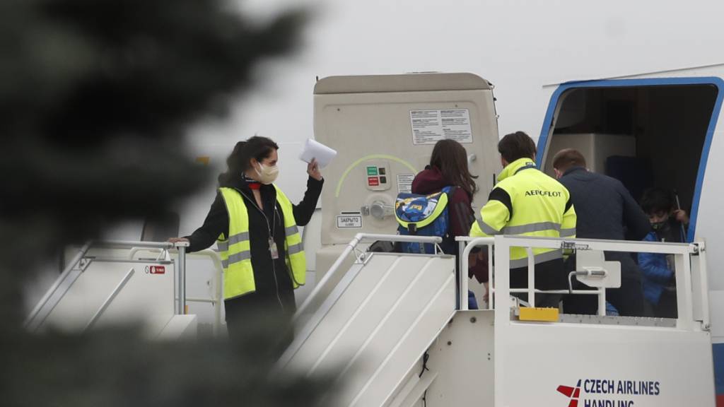dpatopbilder - Russische Diplomaten und ihre Familien steigen in ein Sonderflugzeug der russischen Regierung. Tschechien wirft Russland vor, an der Explosion eines Munitionslagers mit zwei Todesopfern im Jahr 2014 beteiligt gewesen zu sein. Foto: Petr David Josek/AP/dpa
