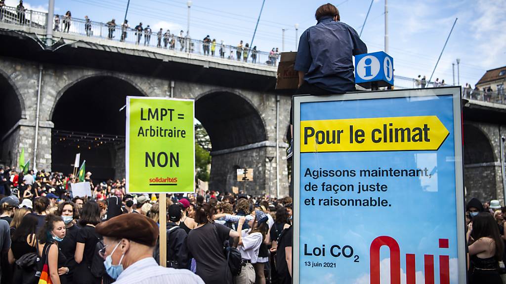 Zwischen 1000 und 2000 Personen haben am Samstag in Lausanne gegen das Bundesgesetz über polizeiliche Massnahmen zur Bekämpfung von Terrorismus (PMT) demonstriert. Über das Gesetz wird am 13. Juni abgestimmt.