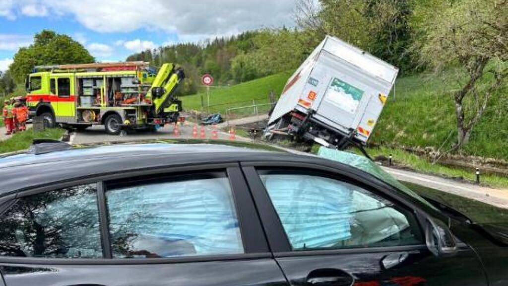 Zwei Verletzte und grosser Blechschaden nach der Kollision eines Lastwagens mit einem Auto in Aathal-Seegräben im Zürcher Oberland.