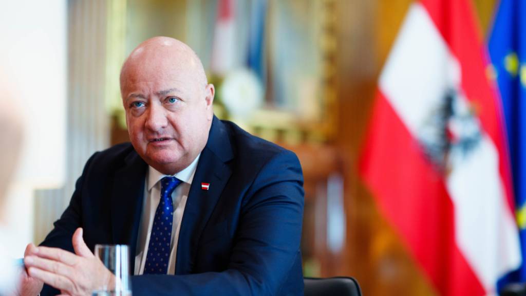 PRODUKTION - Österreichs Bundeskanzler Christian Stocker (ÖVP) in seinem Büro im Bundeskanzleramt bei einem Interview mit der Deutschen Presse-Agentur (dpa). Foto: Eva Manhart/dpa