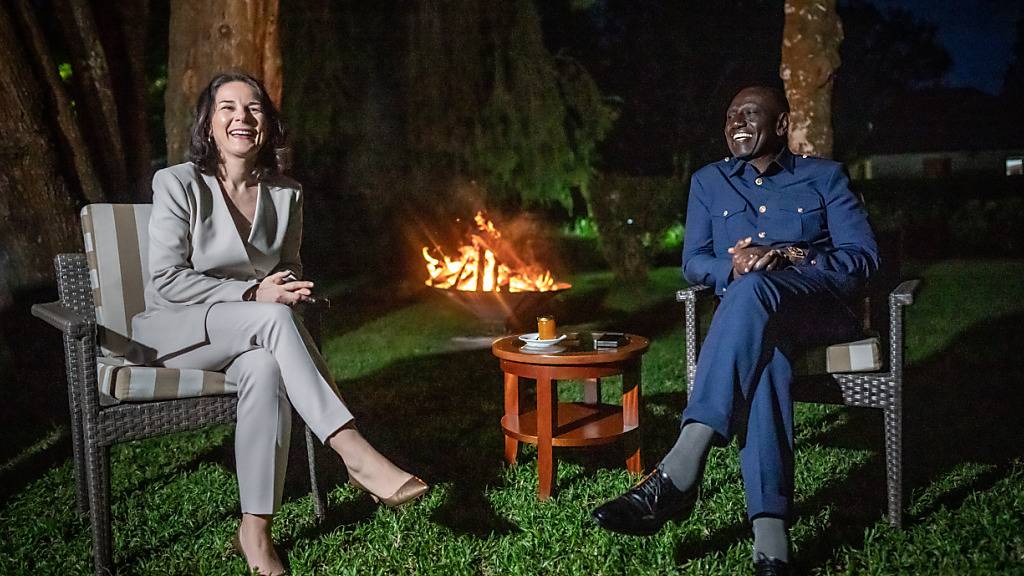 Annalena Baerbock (Bündnis90/Die Grünen), Außenministerin, nimmt an einem Treffen mit William Samoei Ruto, Präsident von Kenia im Garten der Presidetial State Lodge Sagada teil. Foto: Michael Kappeler/dpa