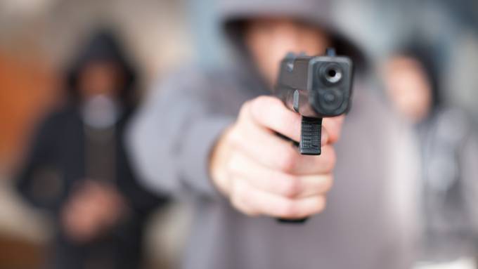 Bei Streit: Bewaffneter Mann schiesst sich selber in den Finger