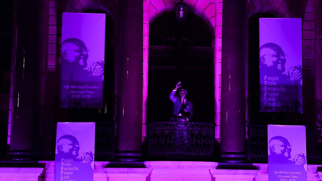 Die Welt hat am Mittwoch in Kapstadt Abschied genommen vom verstorbenen Erzbischof Desmond Tutu. Die südafrikanische Metropole erstrahle in der Farbe Violett im Gedenken an das Ornat Tutus.