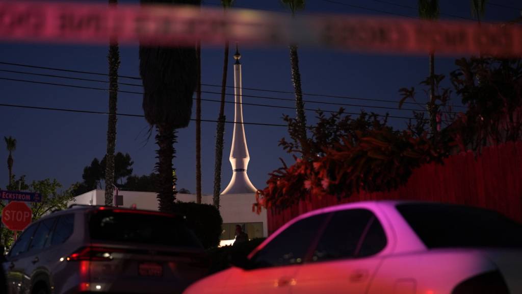 dpatopbilder - Die Polizei steht am Tatort nach Schüssen vor dem Islamic Center of San Diego. Foto: Gregory Bull/AP/dpa