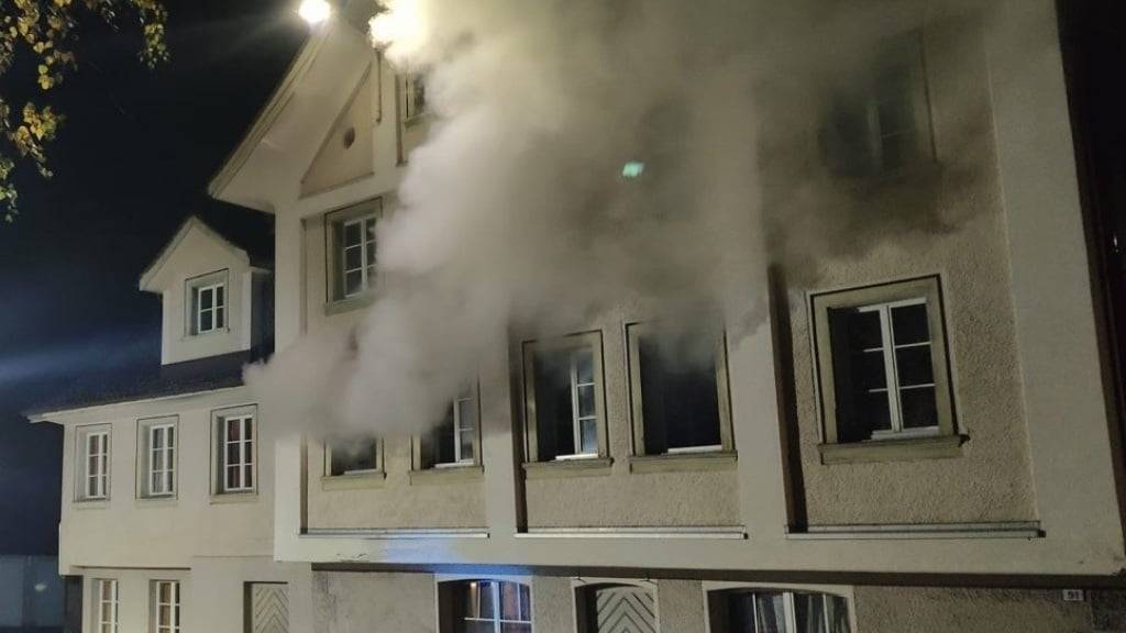 Ein Küchenbrand in Amsteg UR hat in der Nacht auf Samstag Sachschaden angerichtet. Die Bewohnerinnen und Bewohner  des Mehrfamilienhauses mussten sich in Sicherheit bringen.
