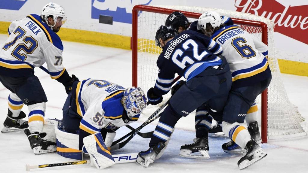 In der ersten Verlängerung konnte Jordan Binnington, der Goalie der St. Louis Blues, noch gerade verhindern, dass Nino Niederreiter (Nr. 62) die Achtelfinalserie früher entschied