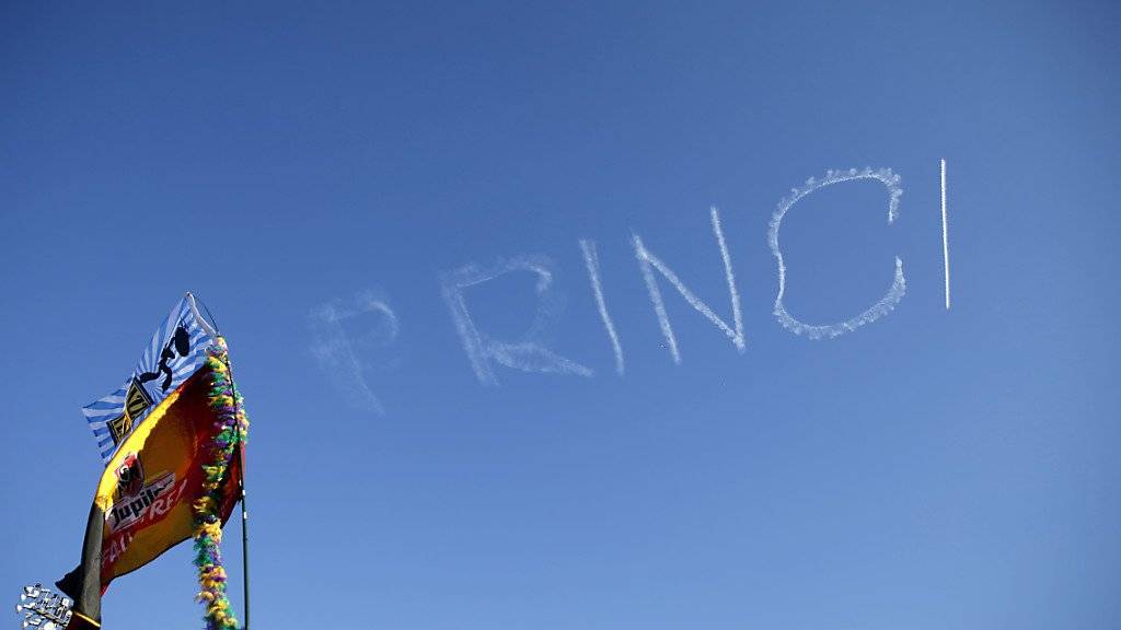 Zeichen am Himmel zu Ehren des verstorbenen Sängers Prince in New Orleans.