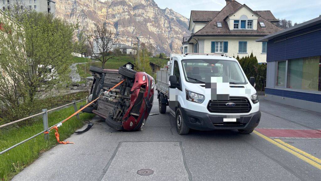 Das Auto kippte zur Seite.