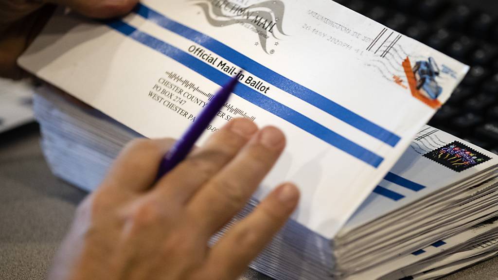 ARCHIV - Briefwahlunterlagen in den USA. Präsident Trump befürchtet offenbar, dass die Demokraten bei der Präsidentenwahl im November von einer Zunahme der Stimmabgabe über Briefwahl profitieren könnten. Foto: Matt Rourke/AP/dpa