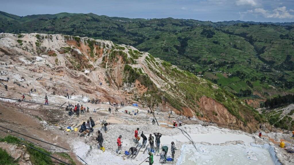 ARCHIV - Bergleute arbeiten im Coltan-Steinbruch D4 Gakombe in Rubaya, Kongo, am 9. Mai 2025.  Nach schweren Regenfällen ist es in einer Coltanmine zu einem Erdrutsch gekommen, bei dem mehr als 200 Menschen ums Leben kamen. Foto: Moses Sawasawa/AP/dpa