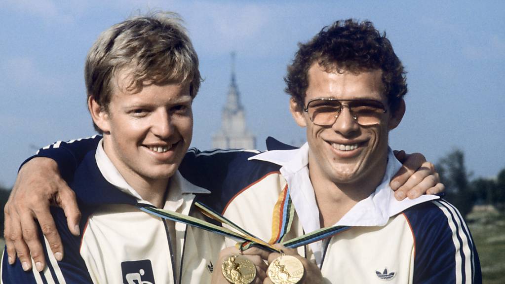 Röthlisberger posiert mit Robert Dill-Bundi, dem anderen Schweizer Olympiasieger von 1980