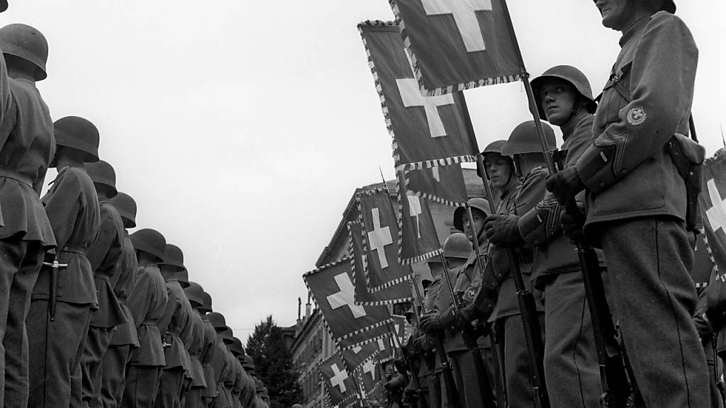 Feierliche Zeremonie in Bern zum Ende des Aktivdiensts im August 1945.
