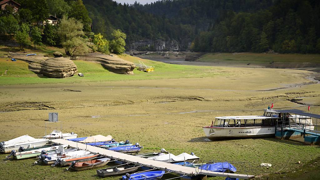 Boote auf dem Trockenen: Blick auf den Lac des Benets am Doubs im Jura im August 2022. (Archivbild)