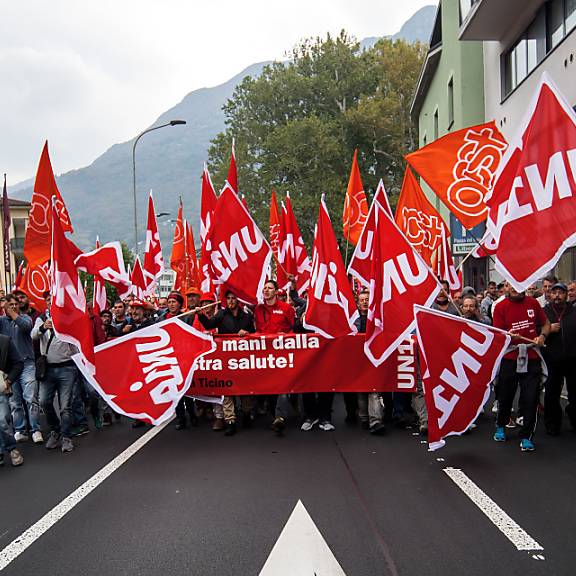 Gegen 12-Stunden-Tage: Bauarbeiter aus diversen Schweizer Regionen streiken