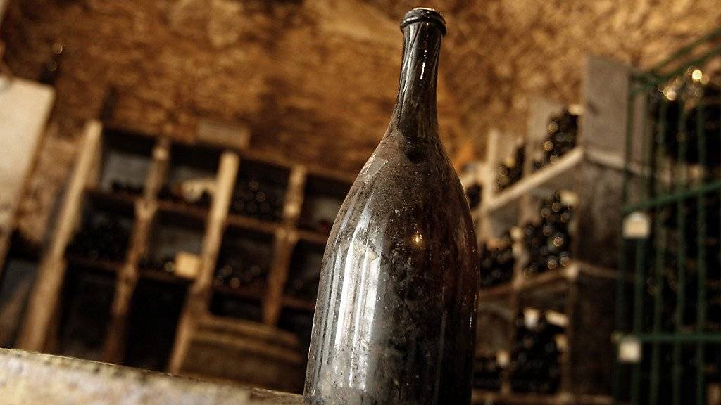 Eine solche Flasche «Vin Jaune» (gelber Wein) ist für fast 104'000 Euro versteigert worden. (Archiv)