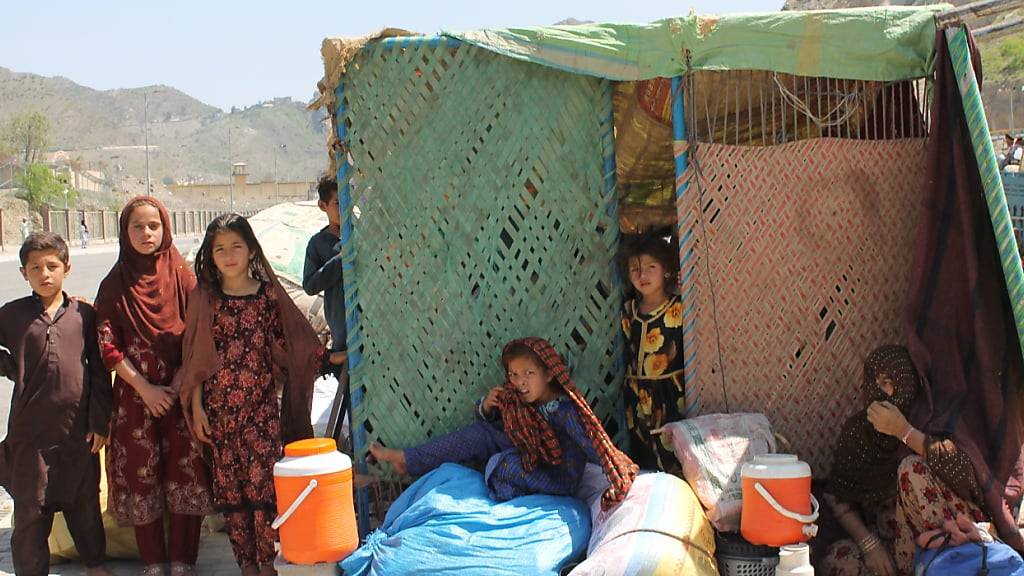 ARCHIV - Afghanische Flüchtlinge am Grenzübergang Torkham. Foto: Nabila Lalee/dpa