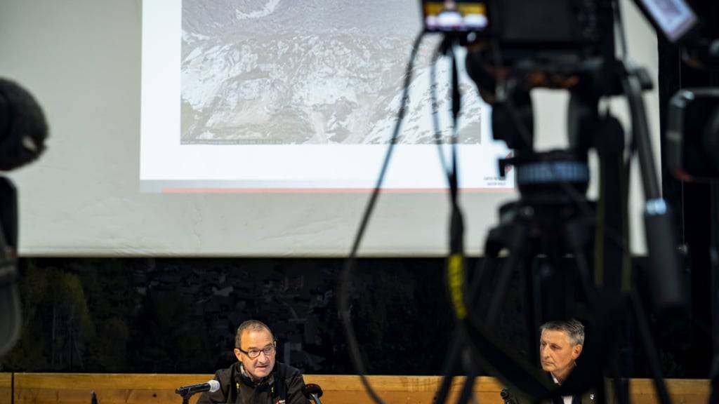 Kantonsingenieur Alban Brigger (links) orientiert am Sonntag in Ferden VS die Öffentlichkeit über die neuesten Erkenntnisse zum drohenden Felssturz im Lötschental.