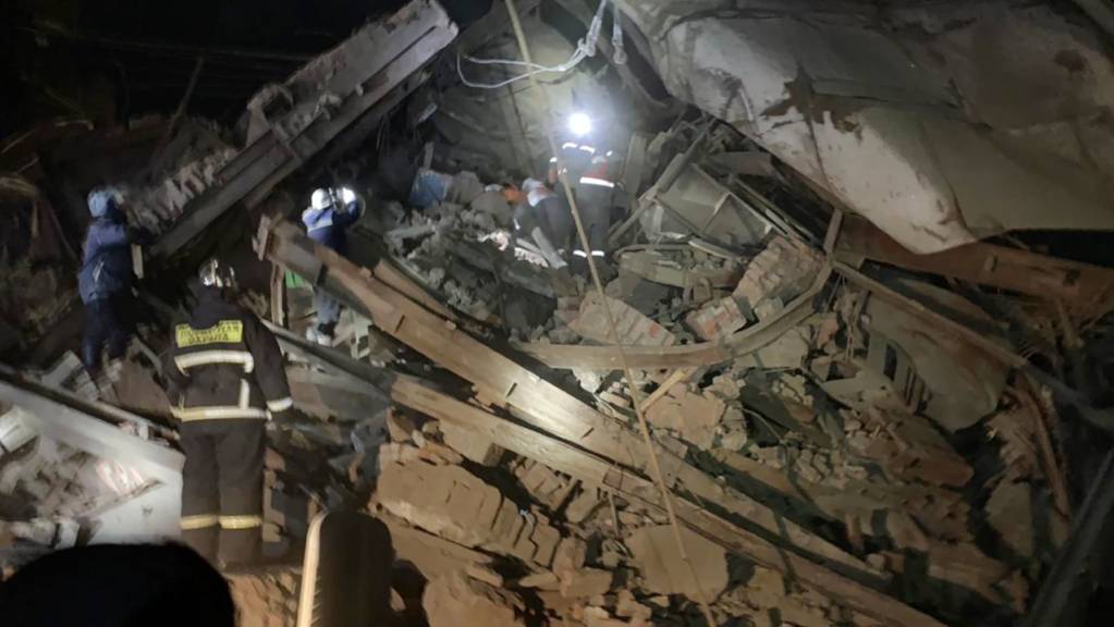Das vom Pressedienst des russischen Katastrophenschutzministeriums veröffentlichte Foto zeigt Rettungskräfte an der Stelle der eingestürzten Produktionshalle.