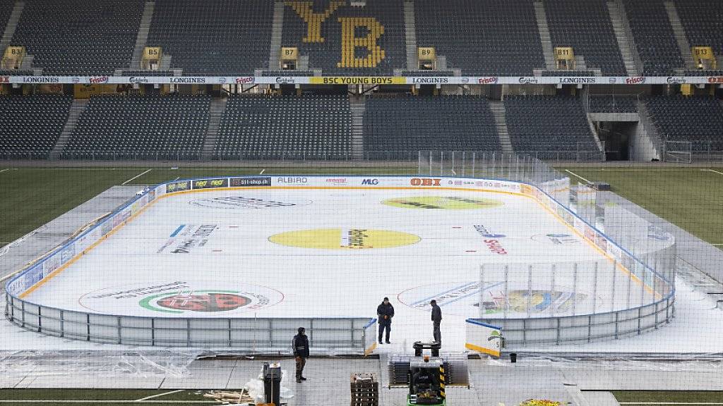 Der Aufwand zur Durchführung eines Freiluft-Spiels ist enorm: 100'000 Liter Wasser und 15'000 Liter Frostschutzmittel wurden für das Eisfeld auf dem Kunstrasen im Stade de Suisse verteilt