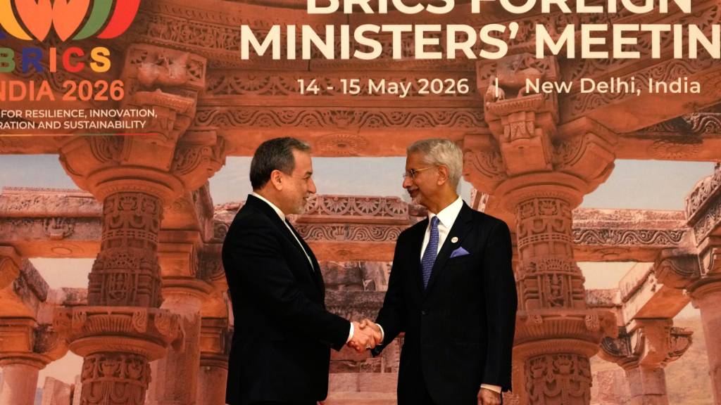 Der indische Außenminister Subrahmanyam Jaishankar (r) schüttelt dem iranischen Außenminister Abbas Araghtschi die Hand, als dieser zu einem zweitägigen Treffen der Brics-Staaten in Neu-Delhi eintrifft. Foto: Manish Swarup/AP/dpa