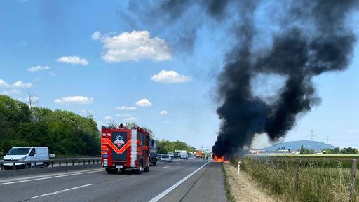 Drei Fahrzeugbrände auf den Autobahnen im Mittelland führten zu langen Staus