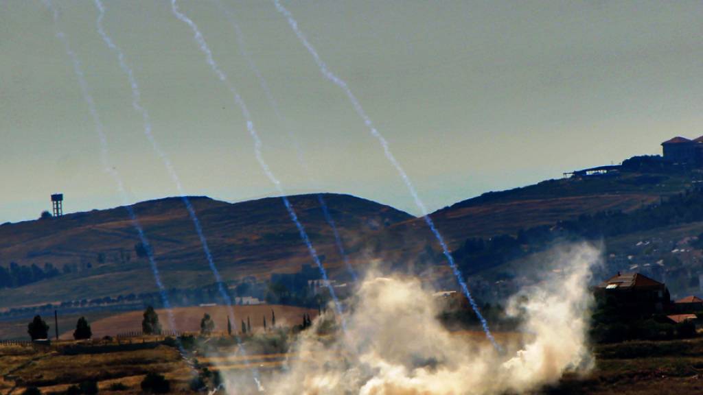 Rauchschwaden nach einem israelischen Luftangriff auf das südlibanesische Dorf Arnoun. Foto: Stringer/dpa