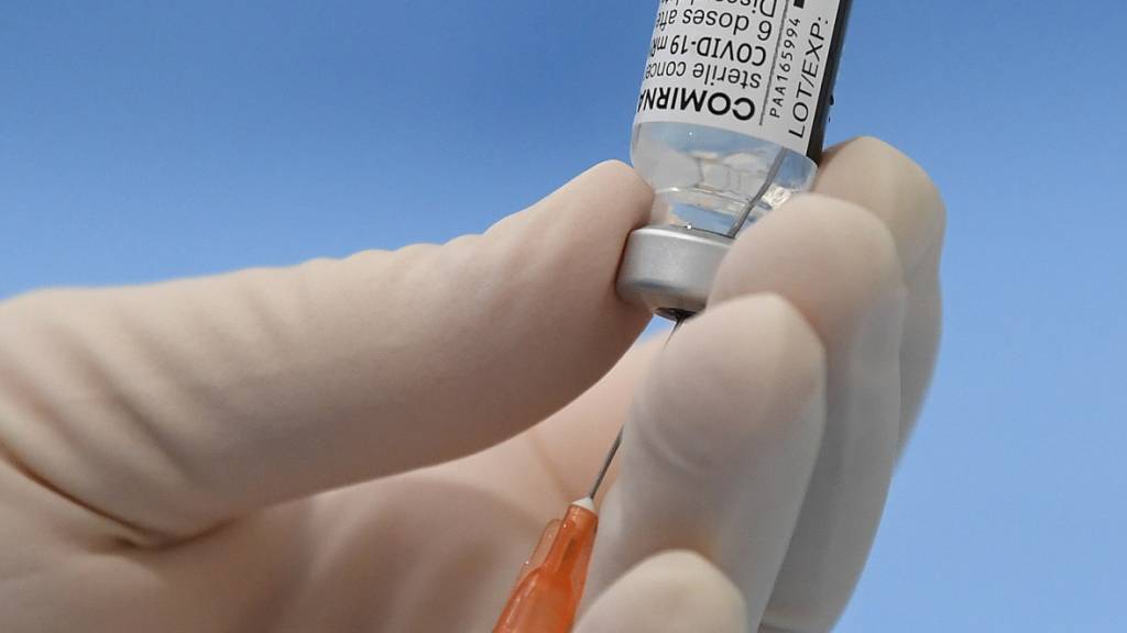Die Impfkampagnen rund um den Globus gegen das Coronavirus lassen die Kassen beim deutschen Hersteller Biontech klingeln. Im ersten Quartal erwirtschaftete Biontech einen Umsatz in Höhe von 2 Milliarden Euro.(Archivbild)