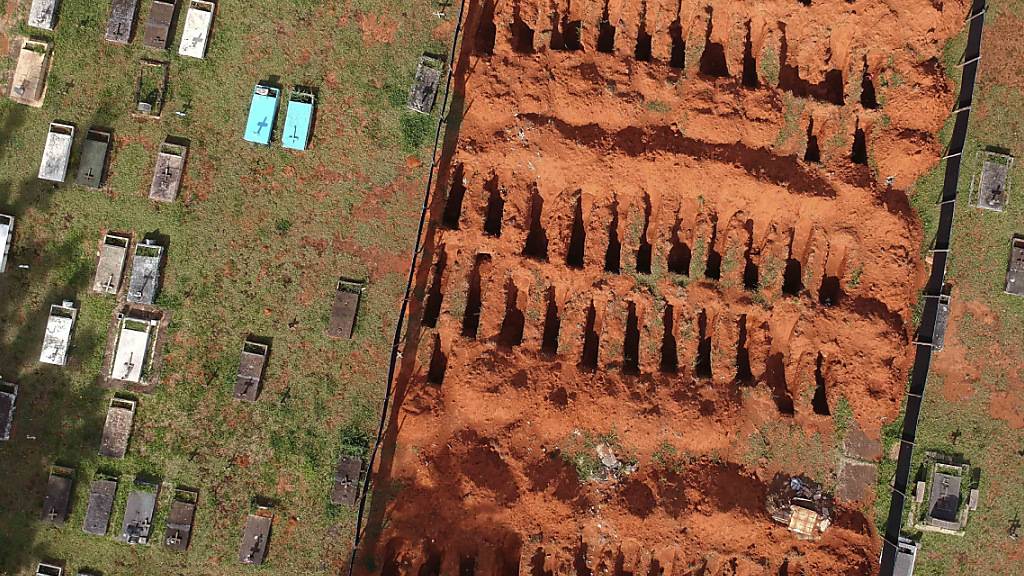 Neu gegrabene Gräber auf dem Friedhof Campo da Esperanca. Foto: Eraldo Peres/AP/dpa