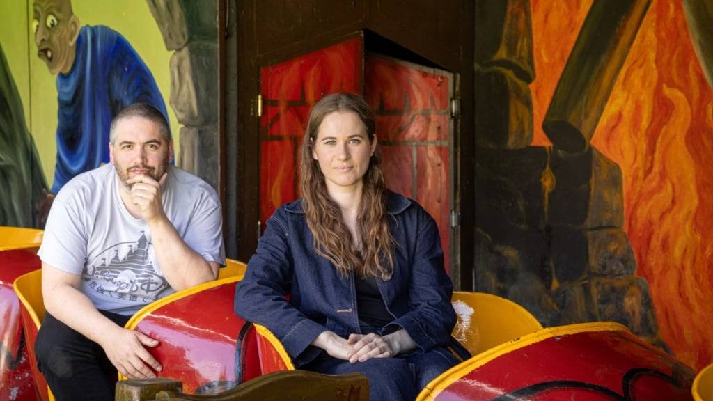 Augustin Rebetez und Rebecca Moss gestalteten das Innenleben der Geisterbahn, die am Donnerstag in Basel eröffnet wird.