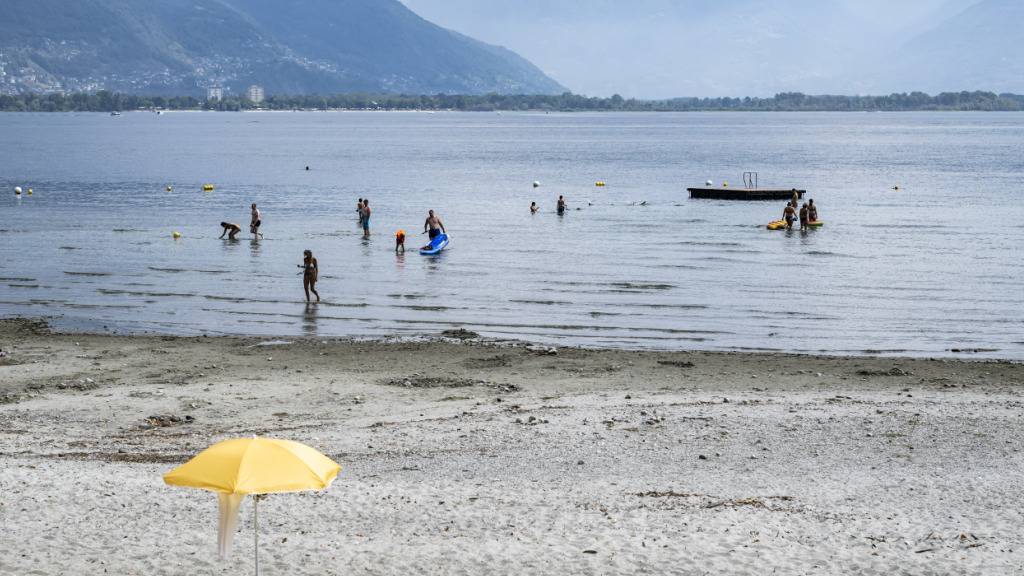 Der See hat sich im Bagno Pubblico in Locarno regelrecht zurückgezogen. Ohne baldige Niederschläge dürfte der Rekord-Tiefstwert von 1976 bald erreicht oder gar überschritten werden.