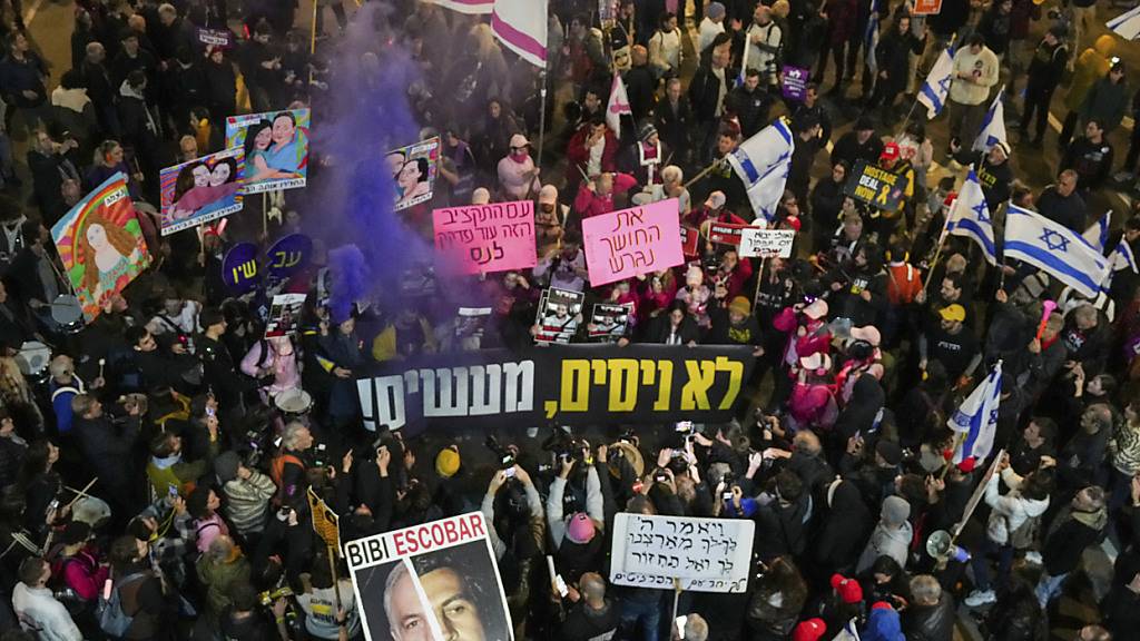 ARCHIV - Israelis fordern die Freilassung von Geiseln, die im Gazastreifen von der Hamas festgehalten werden. Foto: Ariel Schalit/AP/dpa