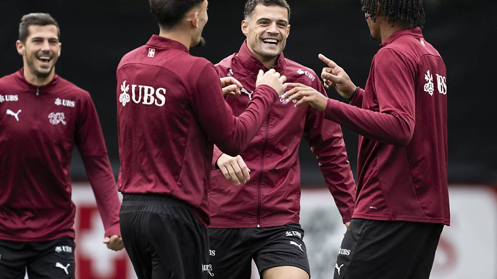 Captain Granit Xhaka (2. von rechts) witzelt im Training vor dem Abflug nach Serbien mit seinen Teamkollegen