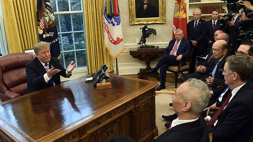 Donald Trump spricht am Freitag im Oval Office zu Journalisten.