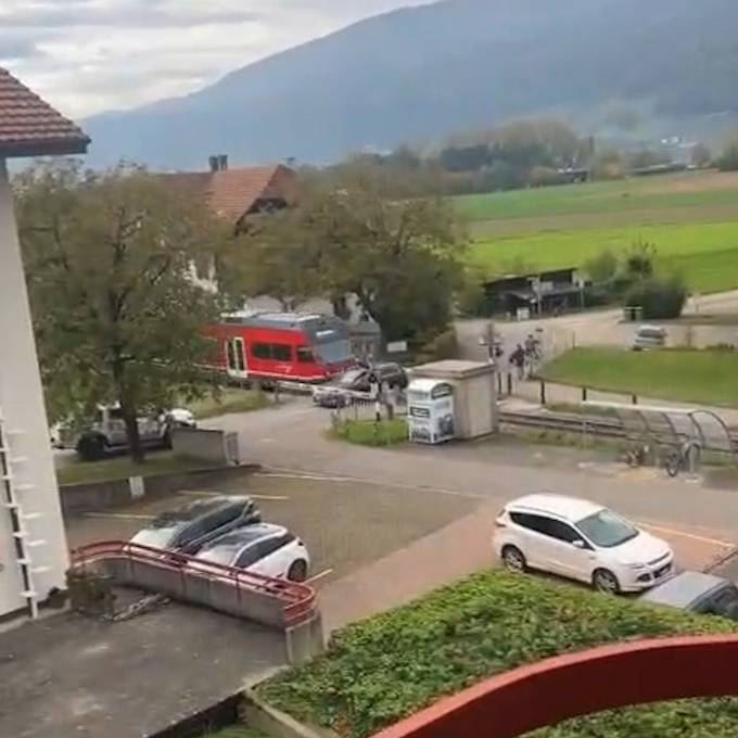 Ipsach: Zug erfasst Auto auf einem Bahnübergang