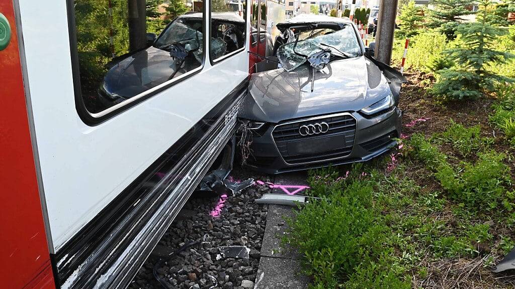 Die Luzerner Polizei rückte am Samstagabend zu einem Verkehrsunfall in Hitzkirch aus.