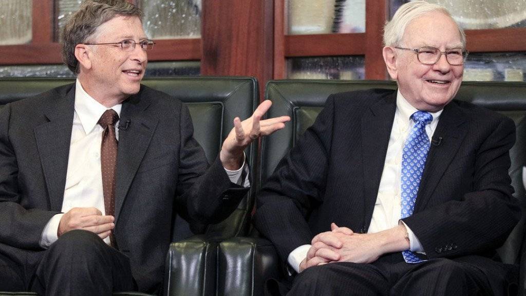 Superreiche unter sich: Bill Gates (l.) bleibt auf der «Forbes»-Liste an erster Stelle. Warren Buffet rutscht auf den vierten Rang ab. (Archiv)