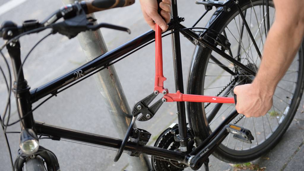 Um sich vor Dieben zu schützen, sollte man sein Fahrrad immer und überall sichern.