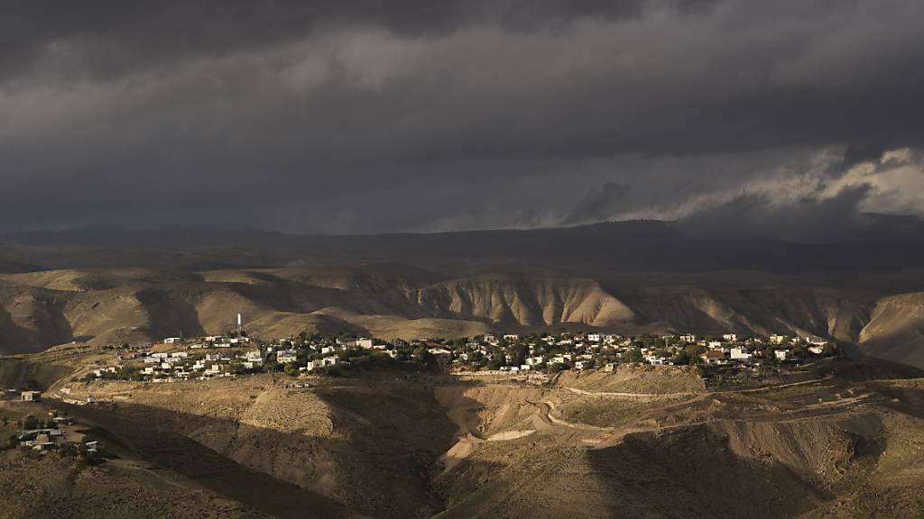 ARCHIV - Die Gesamtansicht einer israelischen Siedlung im Westjordanland. Foto: Mahmoud Illean/AP/dpa