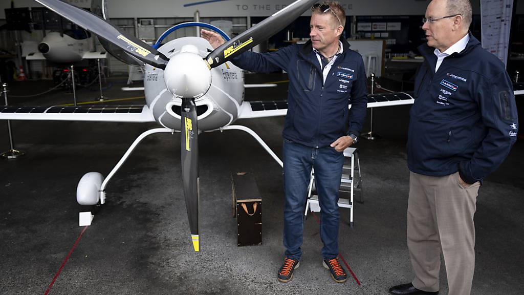 Der Flugpionier Raphael Domjan (l.) stellt Fürst Albert von Monaco (r.) das Elektroflugzeug SolarStratos vor.