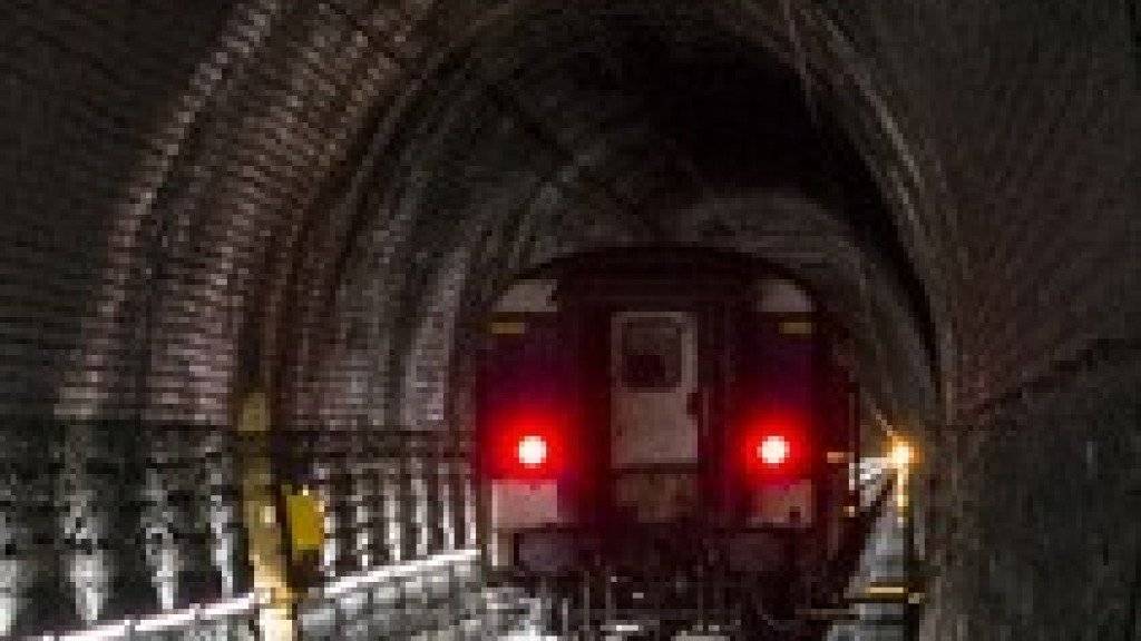 Der IC Brig-Basel ist während einer Stunde im Grauholztunnel stecken geblieben. (Symbolbild aus dem Simplontunnel)