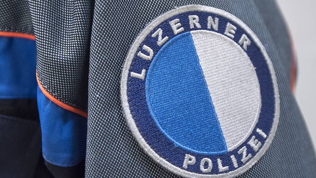 Die Luzerner Polizei fahndet nach einem Unbekannten, der in Weggis einen Senior überfallen hat. (Symbolbild)