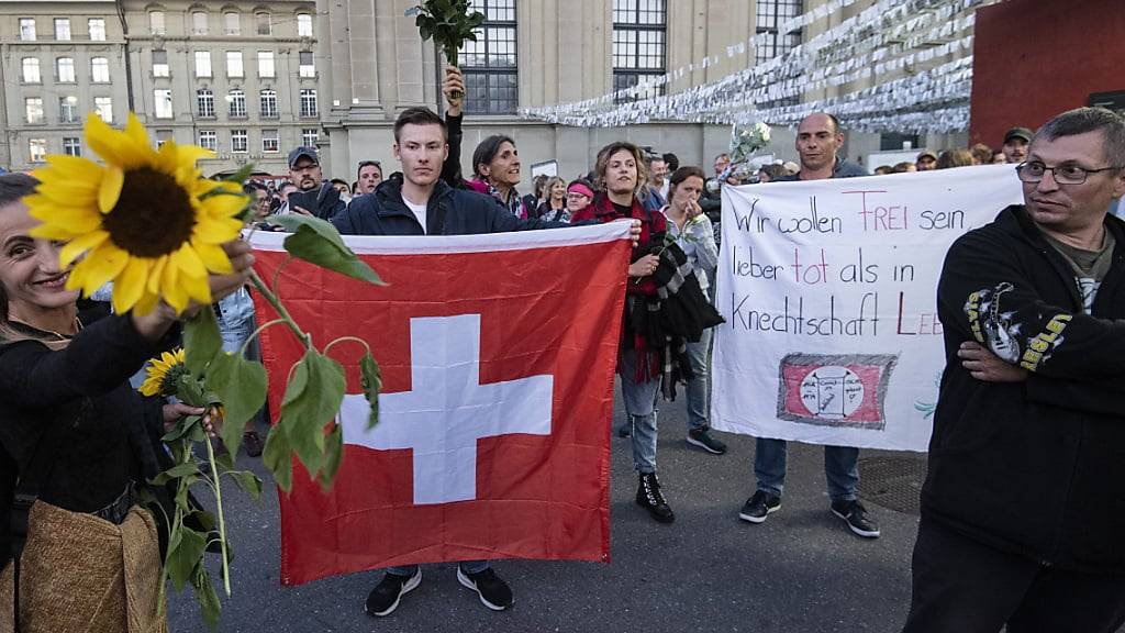 Demo von Gegnern der Corona-Massnahmen 2021 in Bern. Zwei massnahmenkritische Organisationen werben nun für ein Nein zur dringlichen Gesetzgebung. (Archivbild)