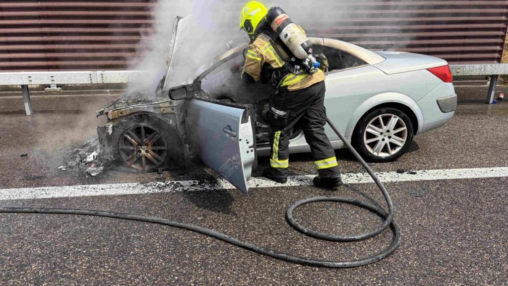 Auto brennt auf Autobahn A1 bei Rheineck SG vollständig aus