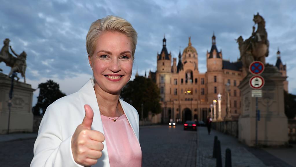 Manuela Schwesig (SPD), Ministerpräsidentin von Mecklenburg-Vorpommern und Spitzenkandidatin der SPD für die Landtagswahlen in Mecklenburg-Vorpommern, hebt den Daumen nach den ersten Prognosen. Die Sozialdemokraten haben die Landtagswahl in Mecklenburg-Vorpommern laut Prognosen klar gewonnen. 