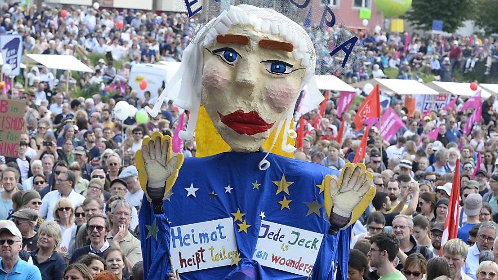 Deutschlandweit demonstrierten am Sonntag rund 150'000 Menschen für Europa und setzten dabei ein Zeichen gegen den internationalen Rechtsruck. In Köln (Bild) waren es nach Angaben der Veranstalter rund 45'000 Menschen.